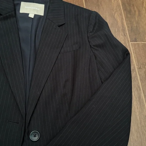 Banana Republic Dark Pinstripe Blazer, size 2, as new condition - Picture 6 of 6